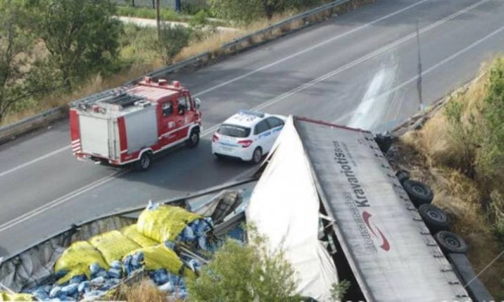 Ανατροπή νταλίκας στην Πατρών - Πύργου: Ένας τραυματίας